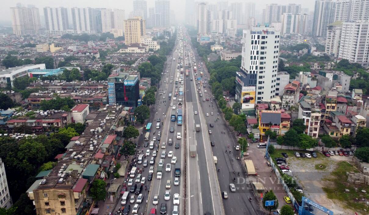 Hà Nội mưa lớn từ sáng sớm, đường về quê của người dân gặp muôn vàn khó khăn - Ảnh 7.