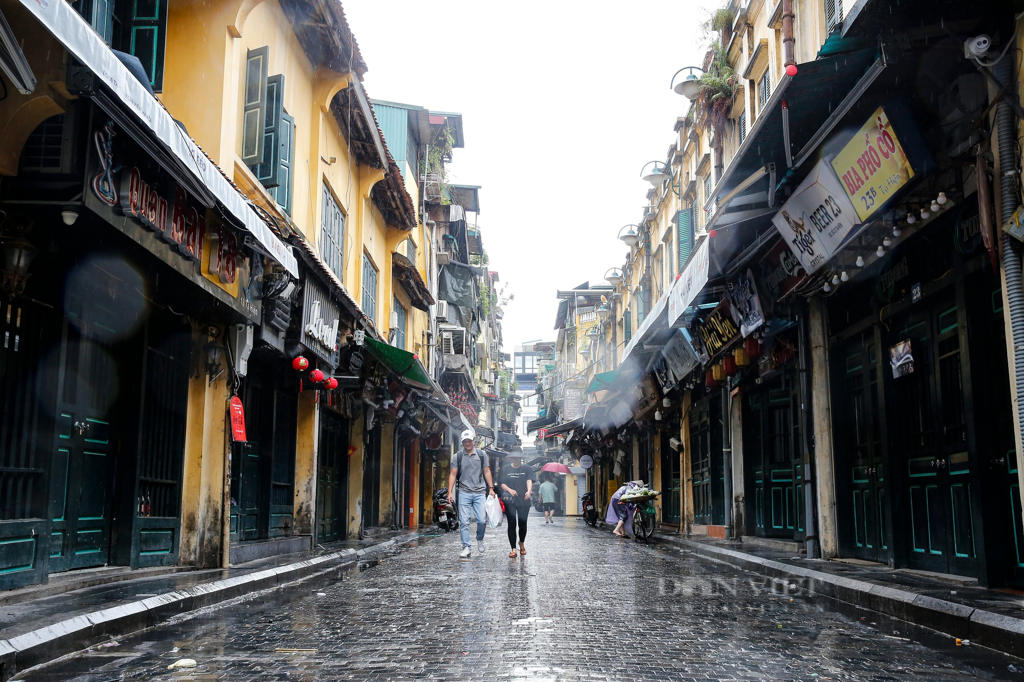 Khu vui chơi tại Hà Nội vắng lặng, người dân xếp hàng dài vào Lăng viếng Chủ tịch Hồ Chí Minh - Ảnh 7.