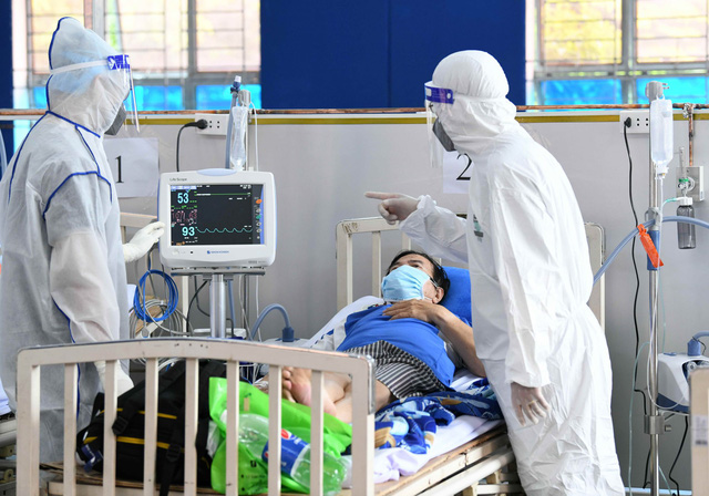 Y tế TP.HCM nhìn thẳng vào yếu kém: Bài 3: Y tế TP bị &quot;bắt giò&quot; sau khi mua sắm cấp bách trong đại dịch - Ảnh 3.