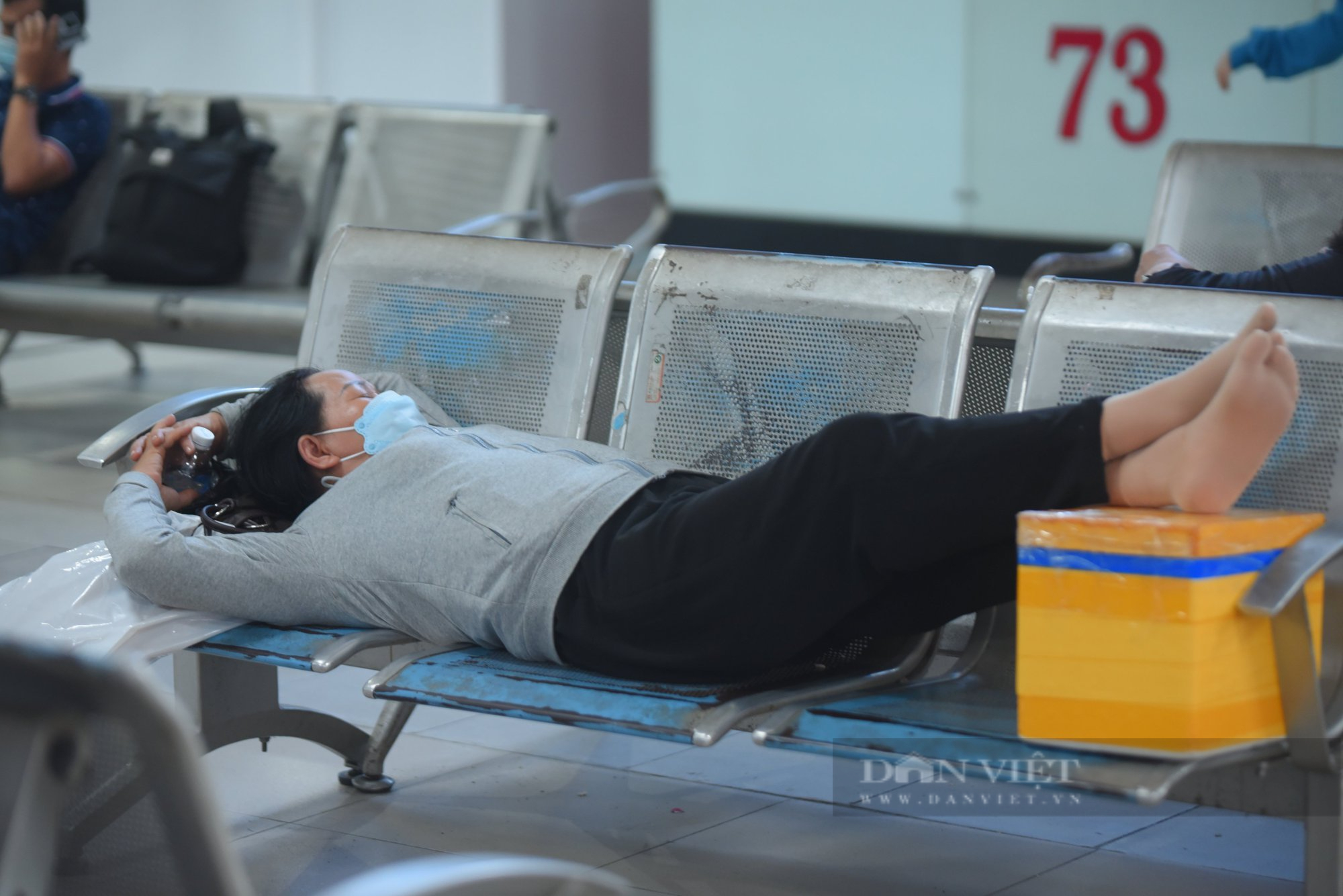 Nhiều người nằm vạ vật ở bến xe lớn nhất TP.HCM nhiều giờ đồng hồ đợi về quê trước thềm ngày lễ 2/9 - Ảnh 4.