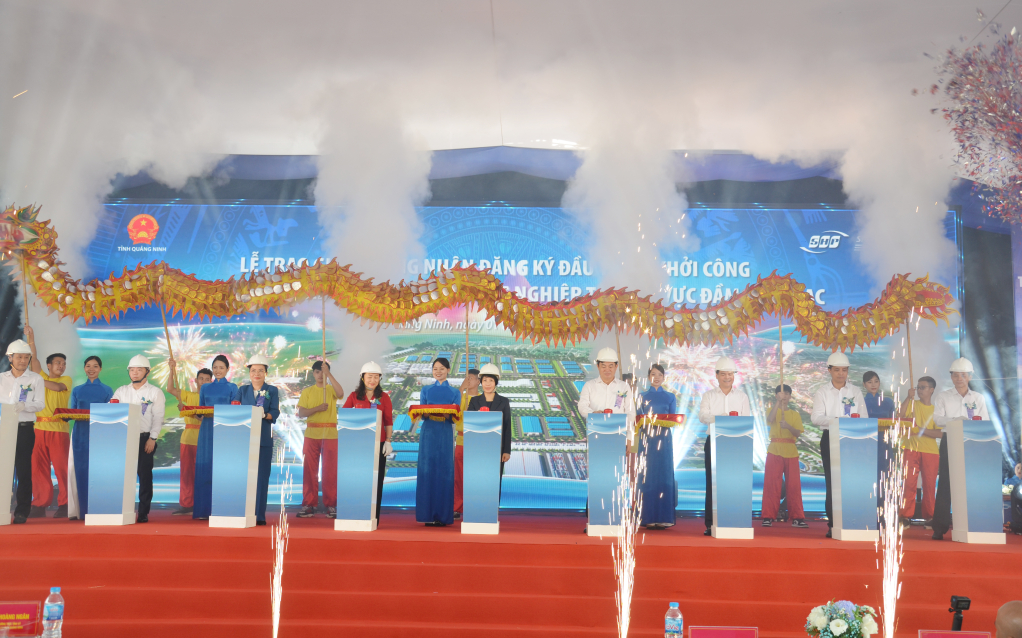 Quảng Ninh: Trao Giấy chứng nhận đầu tư tổ hợp dự án nhà máy sản xuất công nghiệp hơn 2.700 tỷ - Ảnh 2. Quảng Ninh: Trao Giấy chứng nhận đầu tư tổ hợp dự án nhà máy sản xuất công nghiệp hơn 2.700 tỷ - Ảnh 2.