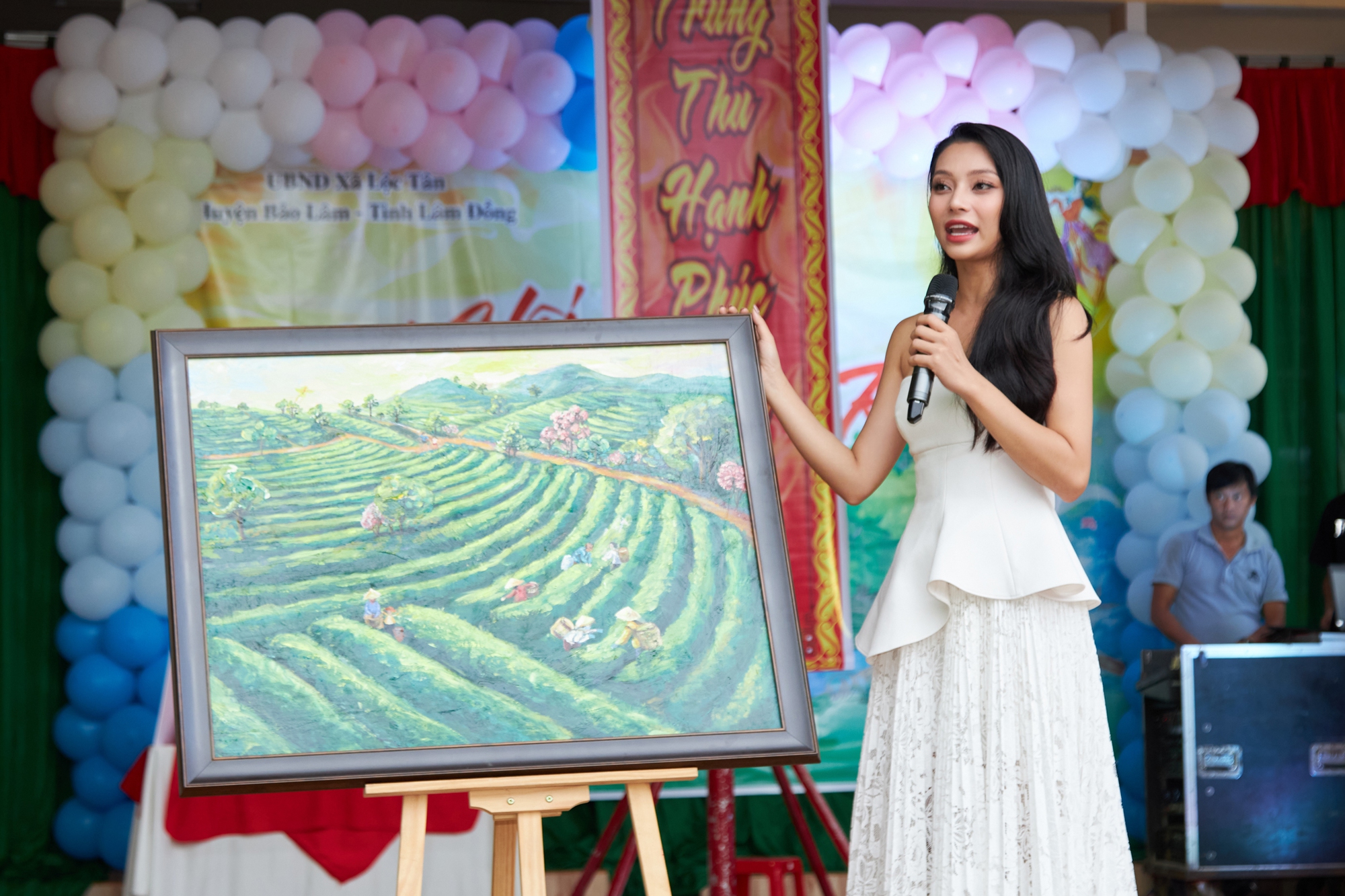 Lâm Thu Hồng mua đấu giá cặp lục bình đá ngọc ủng hộ học sinh nghèo nhân dịp Trung thu - Ảnh 4.