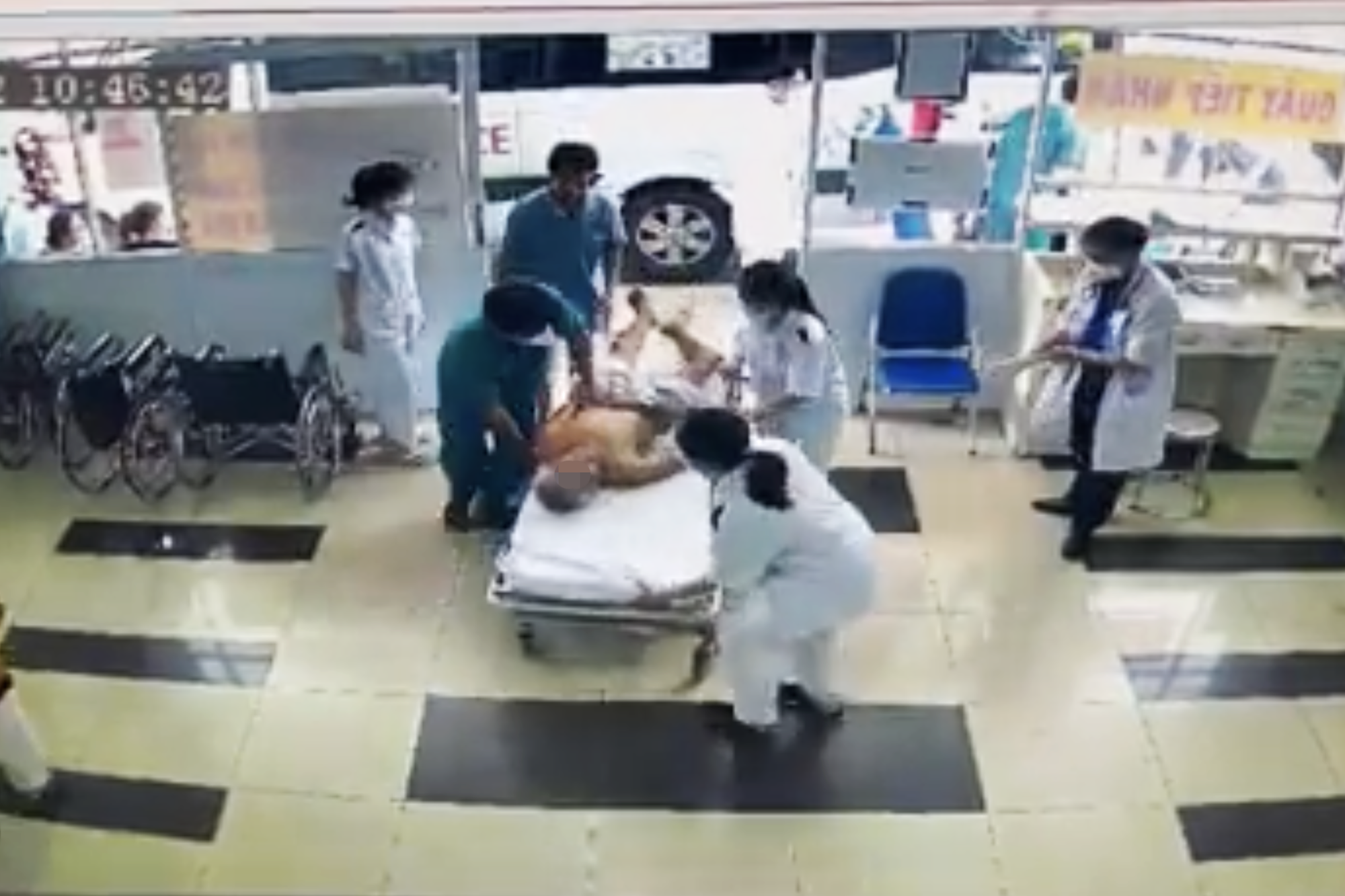 Ông lão ở TP.HCM nguy kịch vì mắc nghẹn khi ăn bánh trung thu - Ảnh 1.
