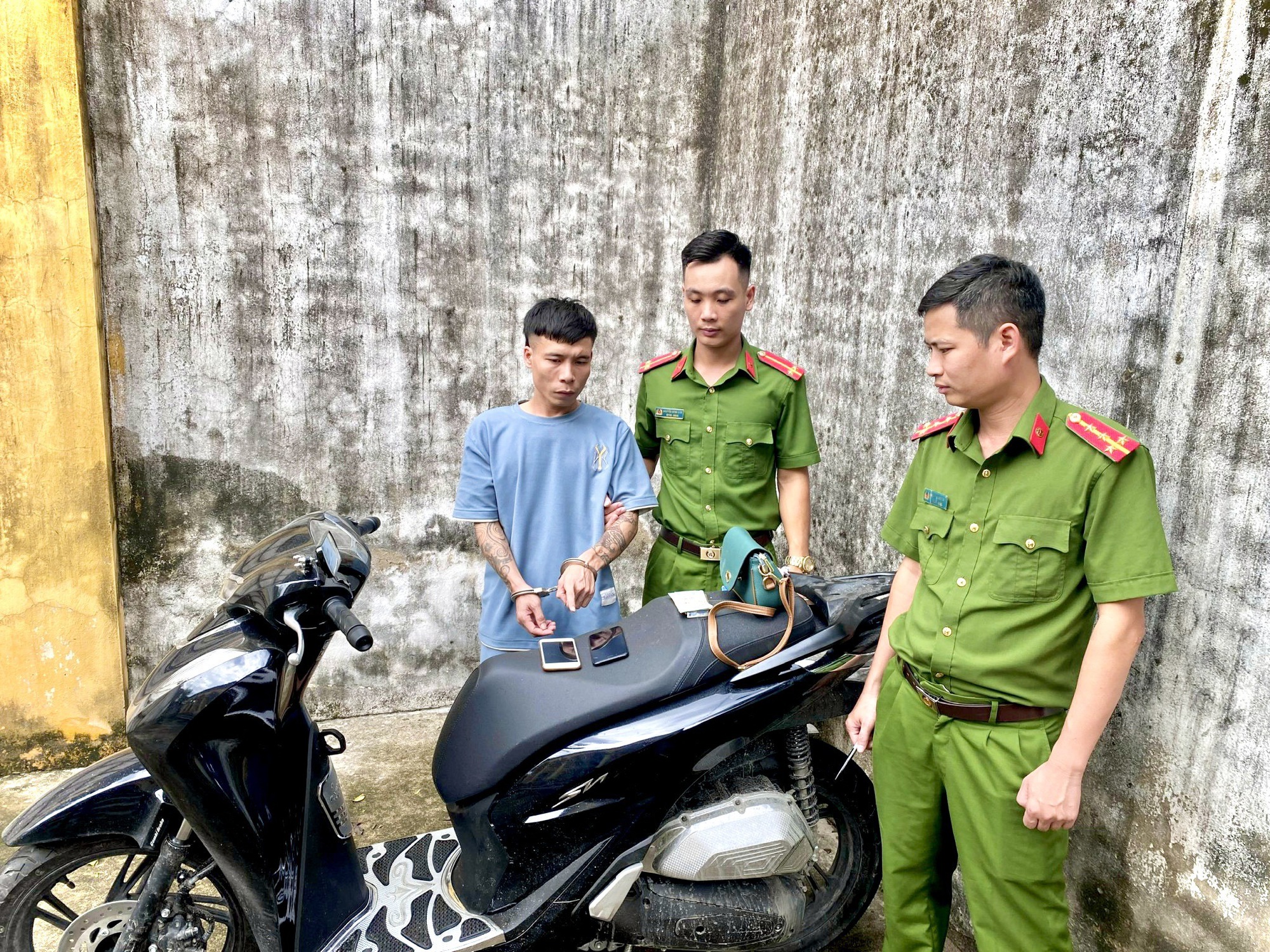 Vào nhà nghỉ cùng trai trẻ mới quen, người phụ nữ bị &quot;lột&quot; sạch tài sản - Ảnh 1.