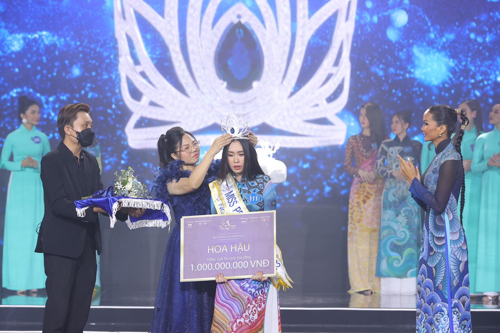 Trần Thị Ban Mai – thông dịch viên sinh năm 2000 đăng quang Miss Peace Vietnam 2022 - Ảnh 2.