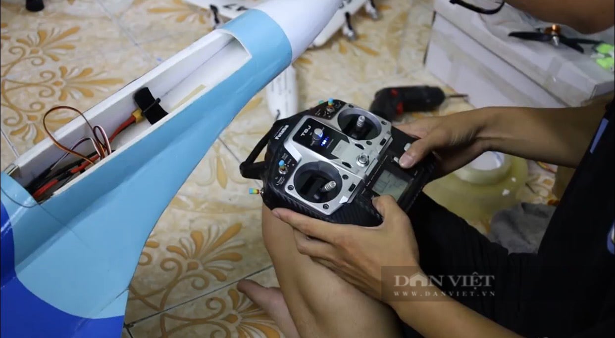 Hà Nội: Chàng trai 10x tự chế hơn 100 chiếc máy bay “siêu tốc độ” - Ảnh 4.