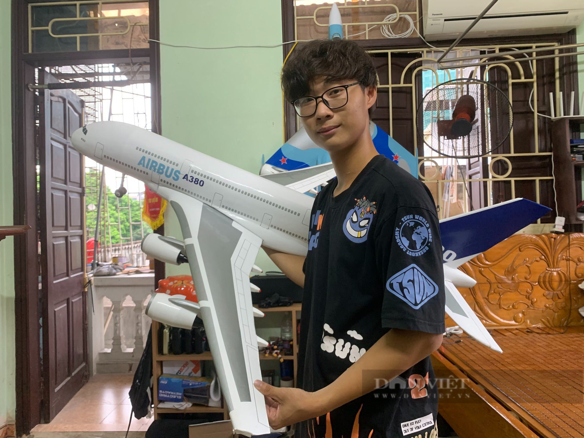 Hà Nội: Chàng trai 10x tự chế hơn 100 chiếc máy bay “siêu tốc độ” - Ảnh 7.