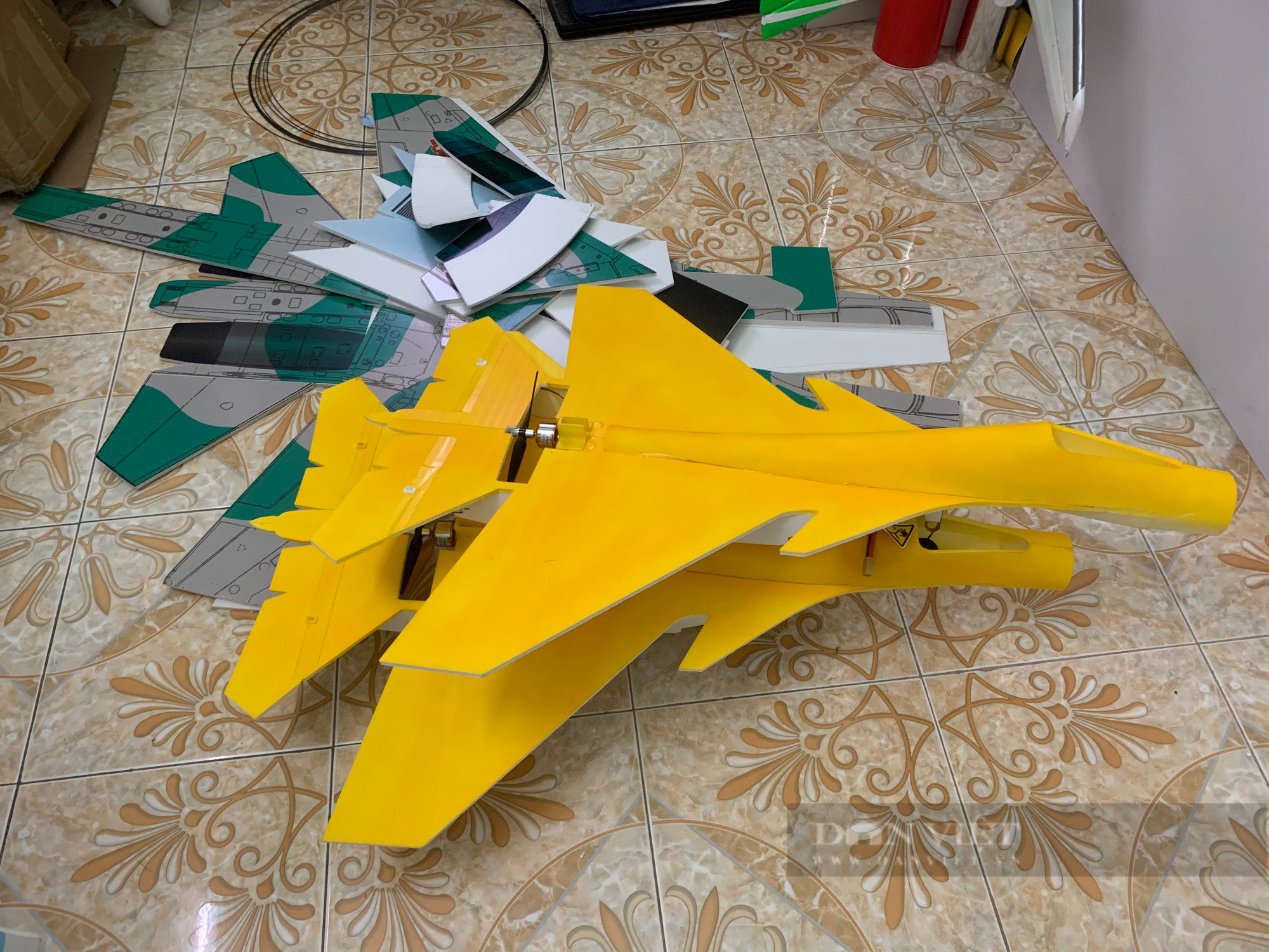Hà Nội: Chàng trai 10x tự chế hơn 100 chiếc máy bay “siêu tốc độ” - Ảnh 9.