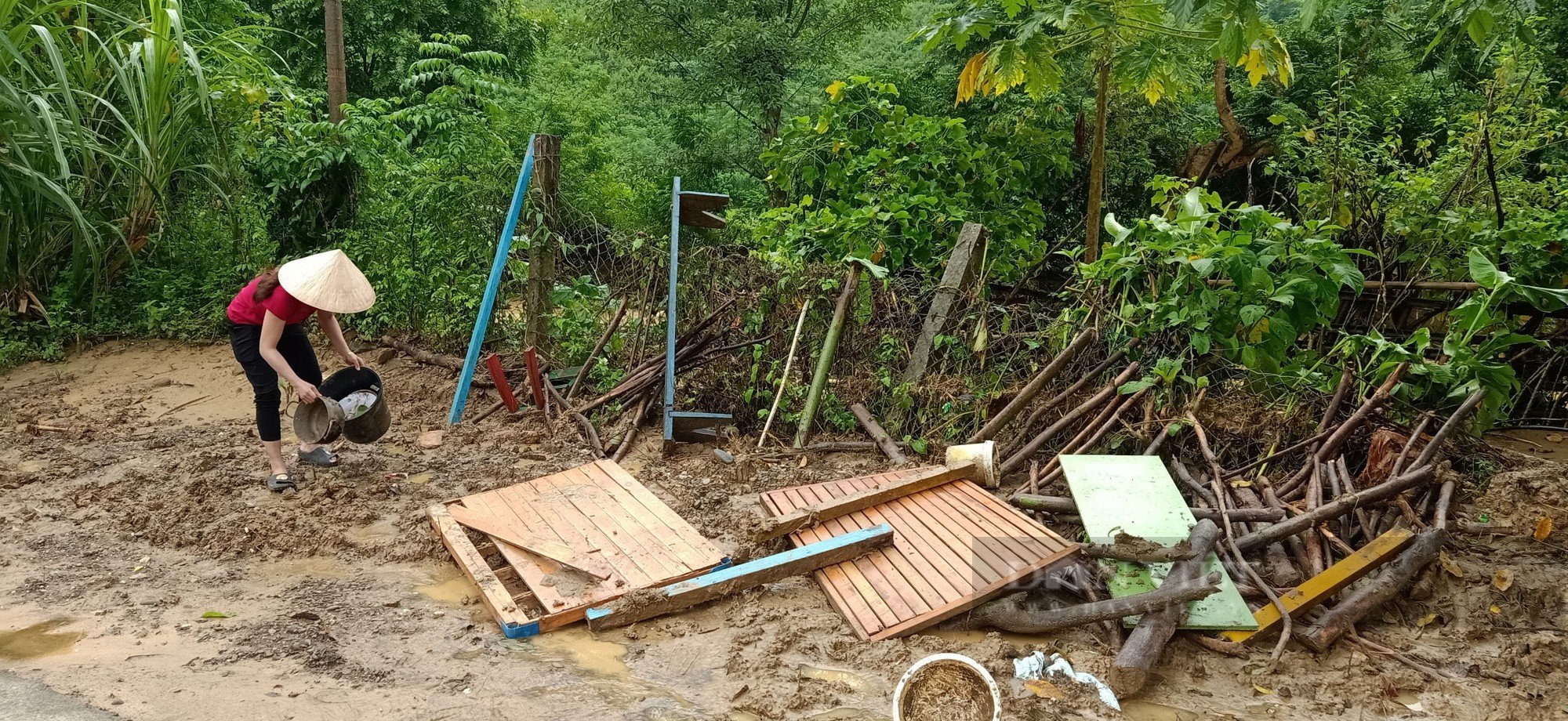 Giáo viên lội suối, băng rừng đến lớp, rớm nước mắt nhìn cảnh trường bị tàn phá kinh hoàng sau lũ - Ảnh 3.