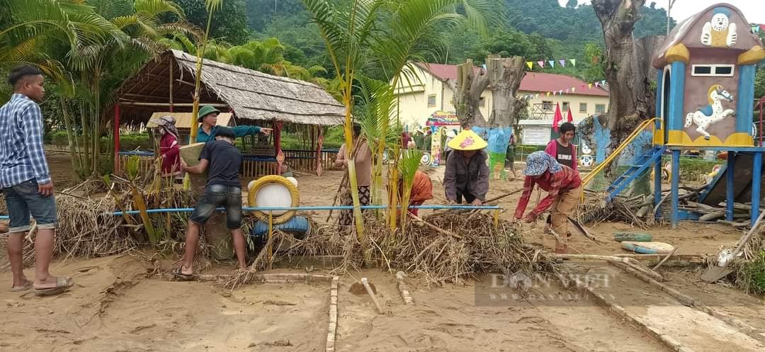 Giáo viên lội suối, băng rừng đến lớp, rớm nước mắt nhìn cảnh trường bị tàn phá kinh hoàng sau lũ - Ảnh 4.