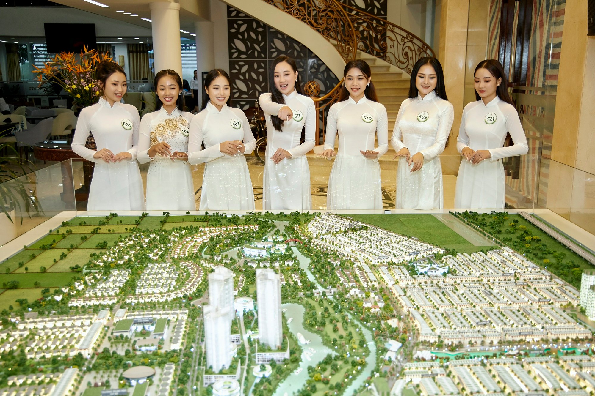 Top 25 Hoa khôi Sông Vàm duyên dáng trong tà áo dài trắng, dâng hương tại khu tưởng niệm - Ảnh 6.