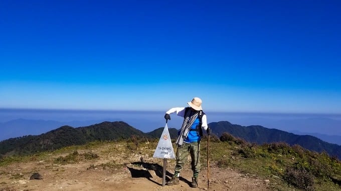 Du khách leo &quot;nóc nhà&quot; Yên Bái, săn mùa hoa đẹp như trời Tây - Ảnh 1.