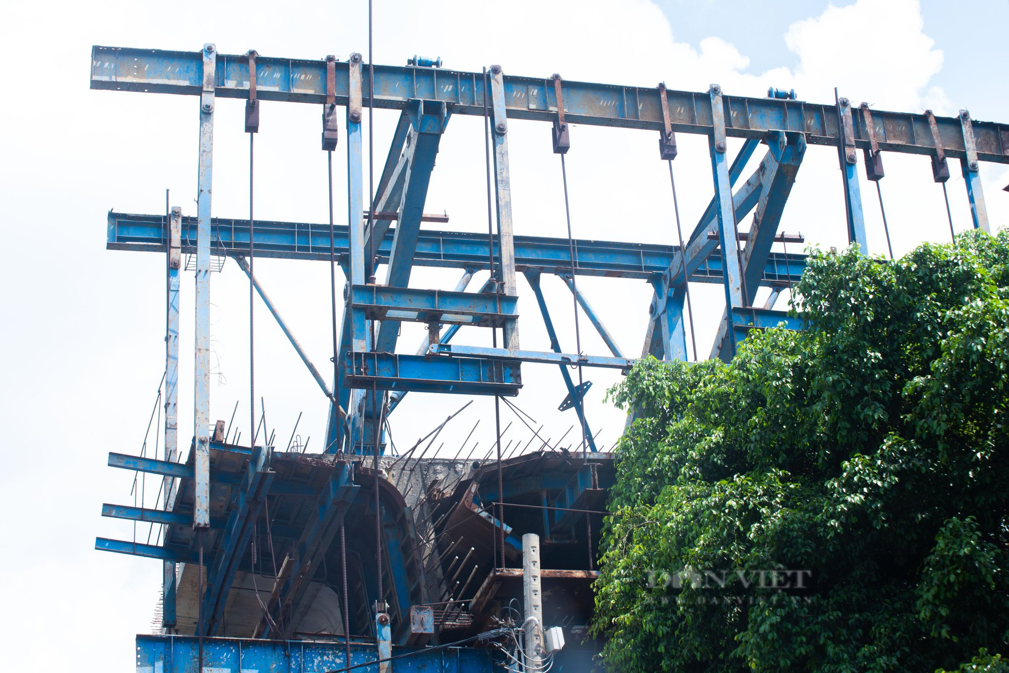 Những cây cầu chậm tiến độ ở TP.HCM: Giao thông hỗn loạn, cỏ dại mọc um tùm - Ảnh 2.