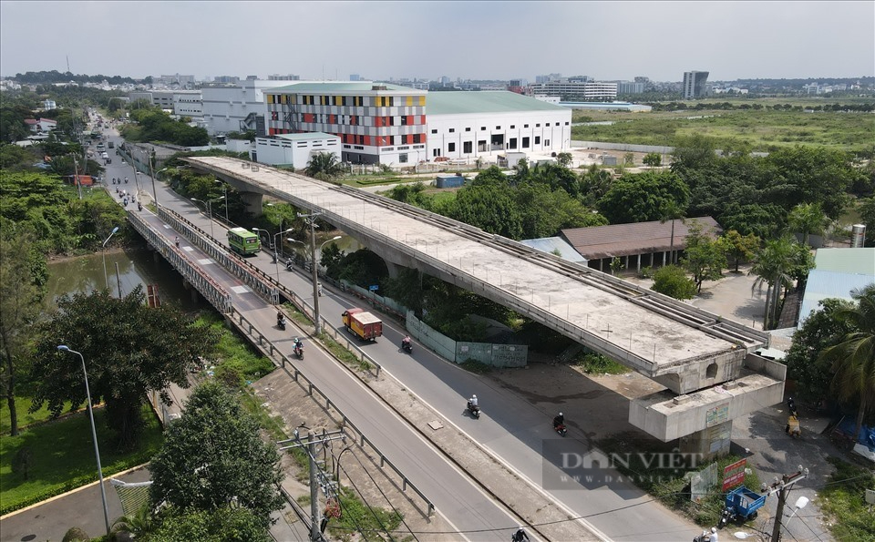 Những cây cầu chậm tiến độ ở TP.HCM: Giao thông hỗn loạn, cỏ dại mọc um tùm - Ảnh 5.