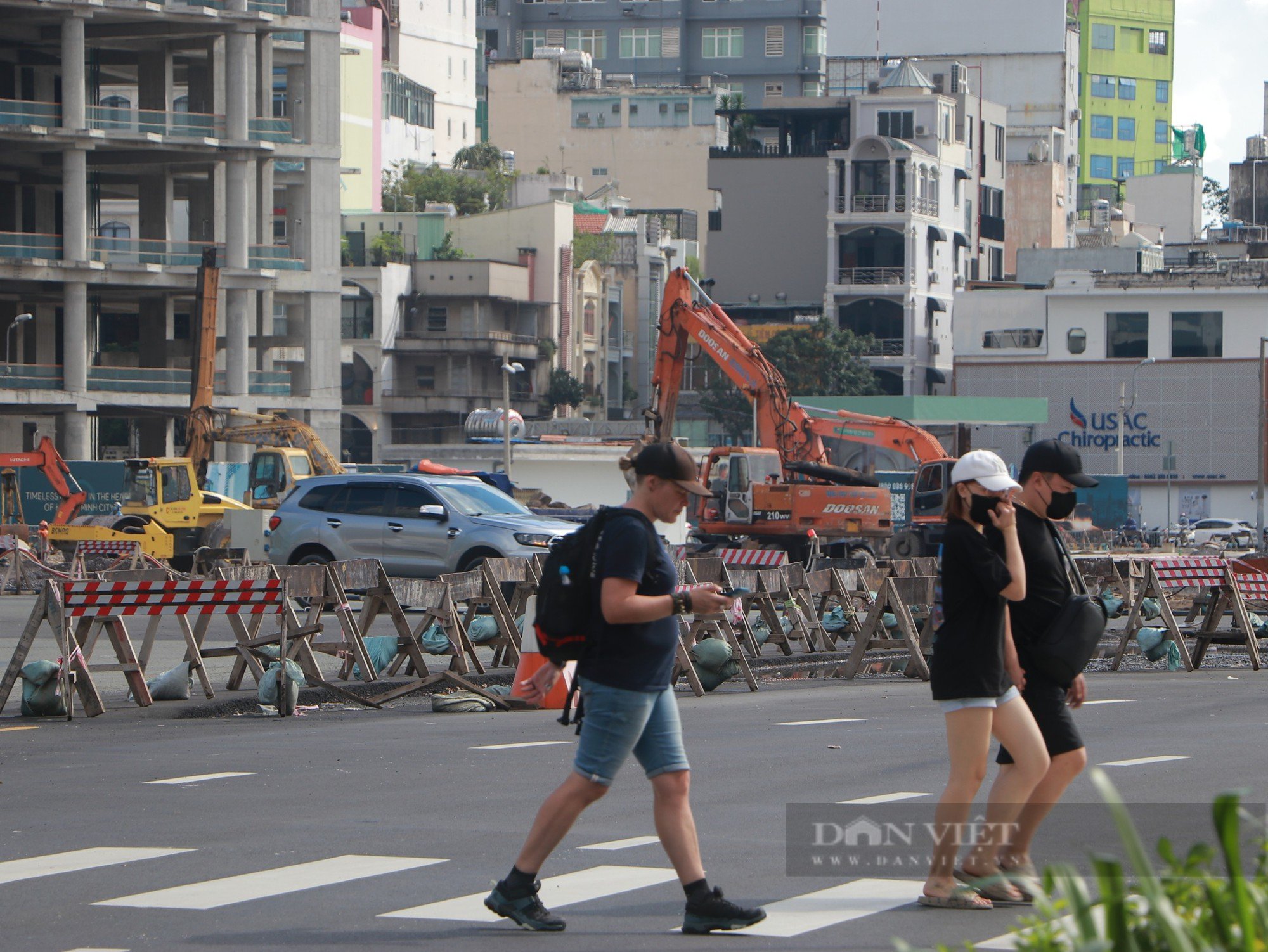 Nhiều tiểu thương vui mừng, rục rịch buôn bán trở lại sau nửa tháng thông xe trên đường Lê Lợi - Ảnh 2.