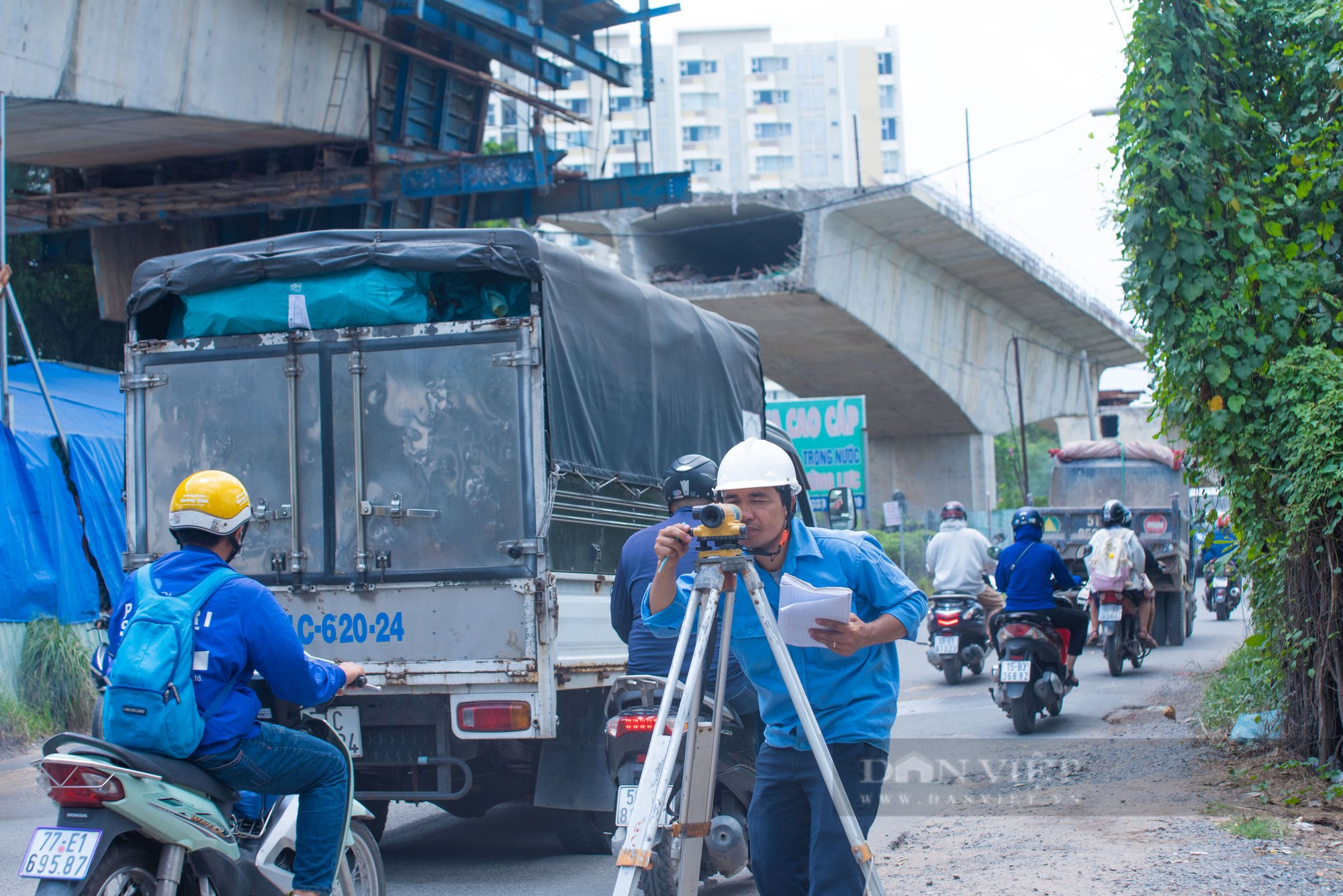 Những cây cầu chậm tiến độ ở TP.HCM: Giao thông hỗn loạn, cỏ dại mọc um tùm - Ảnh 3.