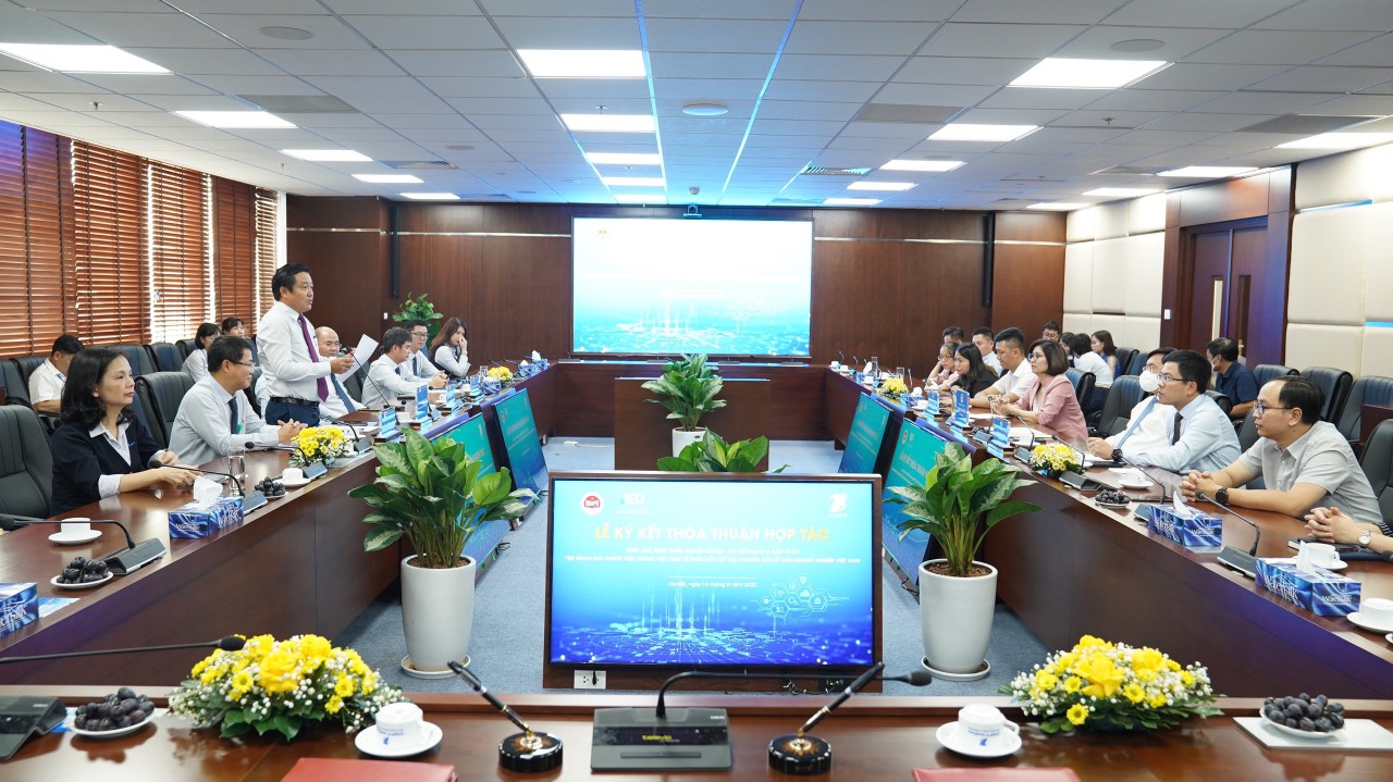 Ông Huỳnh Quang Liêm - Tổng giám đốc Tập đoàn VNPT phát biểu tại lễ ký kết
