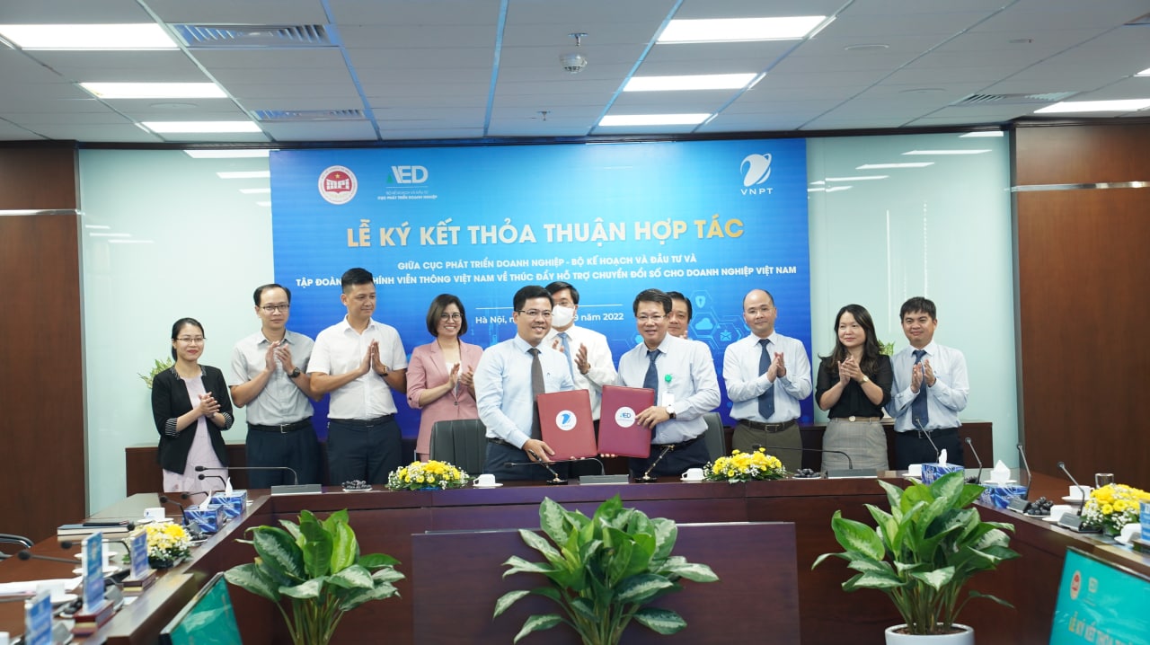 Ông Lê Mạnh Hùng - Cục trưởng cục phát triển doanh nghiệp (bên trái) và Ông Nguyễn Trường Giang - Tổng giám đốc VNPT VinaPhone (bên phải) tại lễ ký kết
