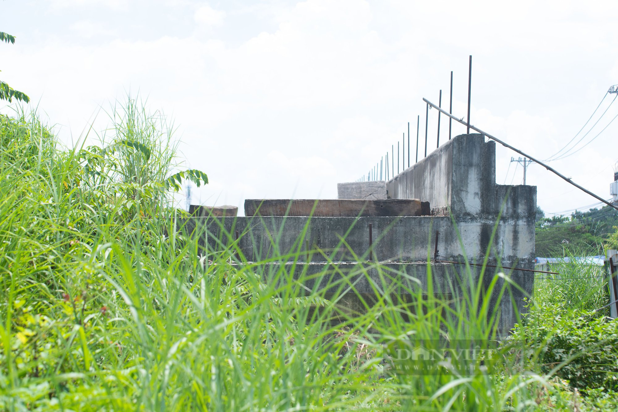 Những cây cầu chậm tiến độ ở TP.HCM: Giao thông hỗn loạn, cỏ dại mọc um tùm - Ảnh 6.