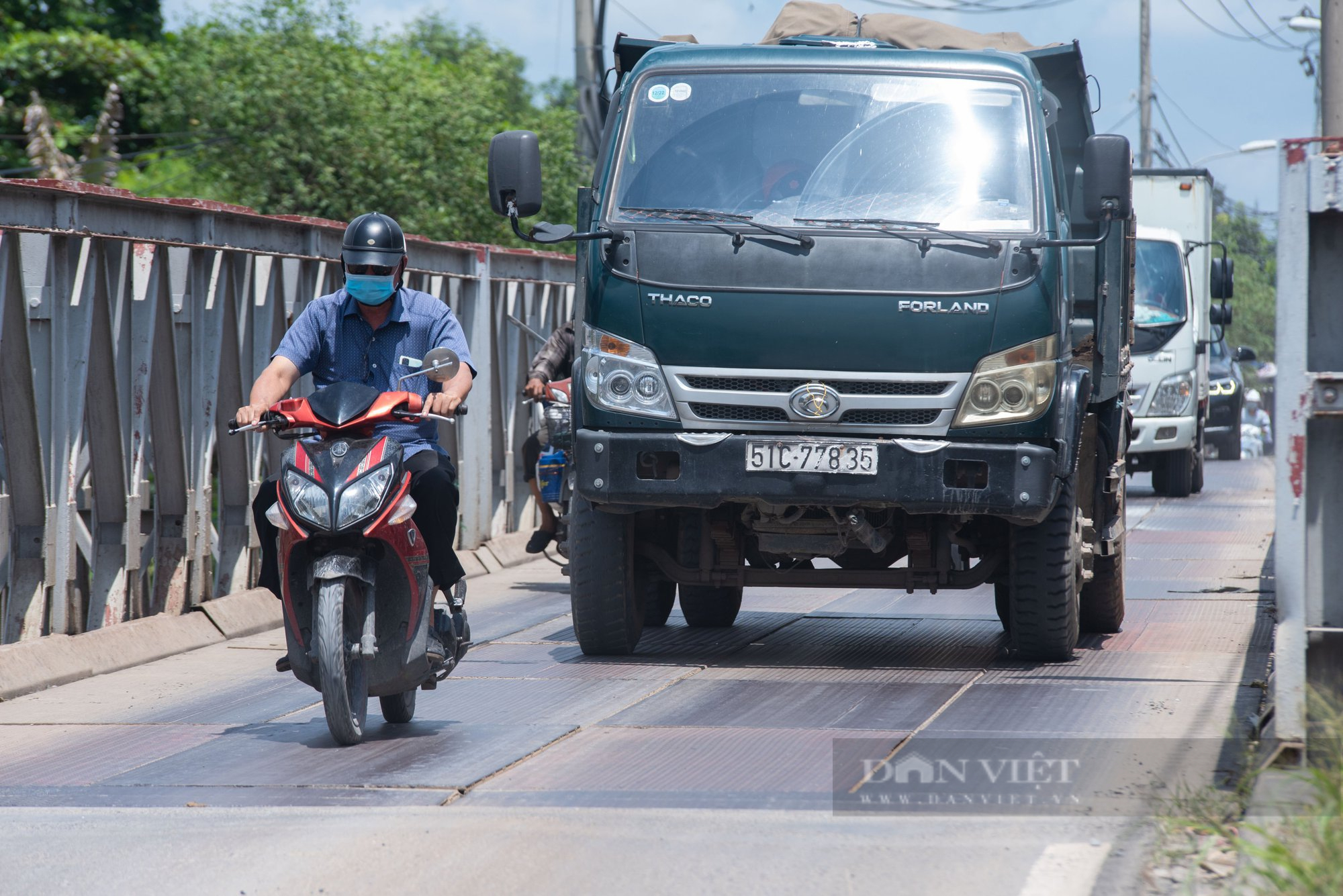 Những cây cầu chậm tiến độ ở TP.HCM: Giao thông hỗn loạn, cỏ dại mọc um tùm - Ảnh 7.