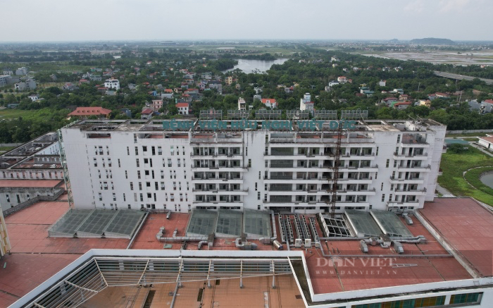 Xót xa bệnh viện nghìn tỉ bỏ hoang, cỏ mọc um tùm đến lạnh lẽo trong khi nơi chen chân đến nghẹt thở - Ảnh 3.