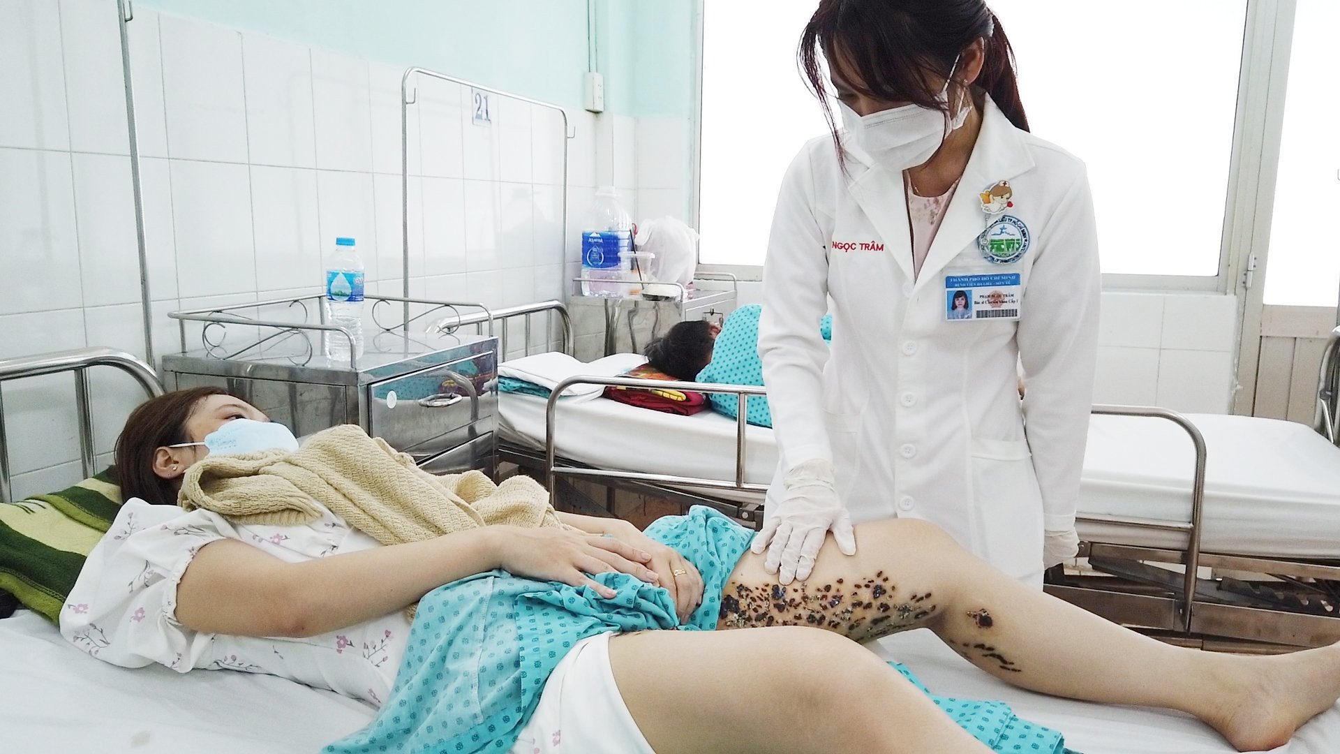 Đốt điện chữa rạn da, cô gái nhiễm trùng nặng, không đi đứng được - Ảnh 3.