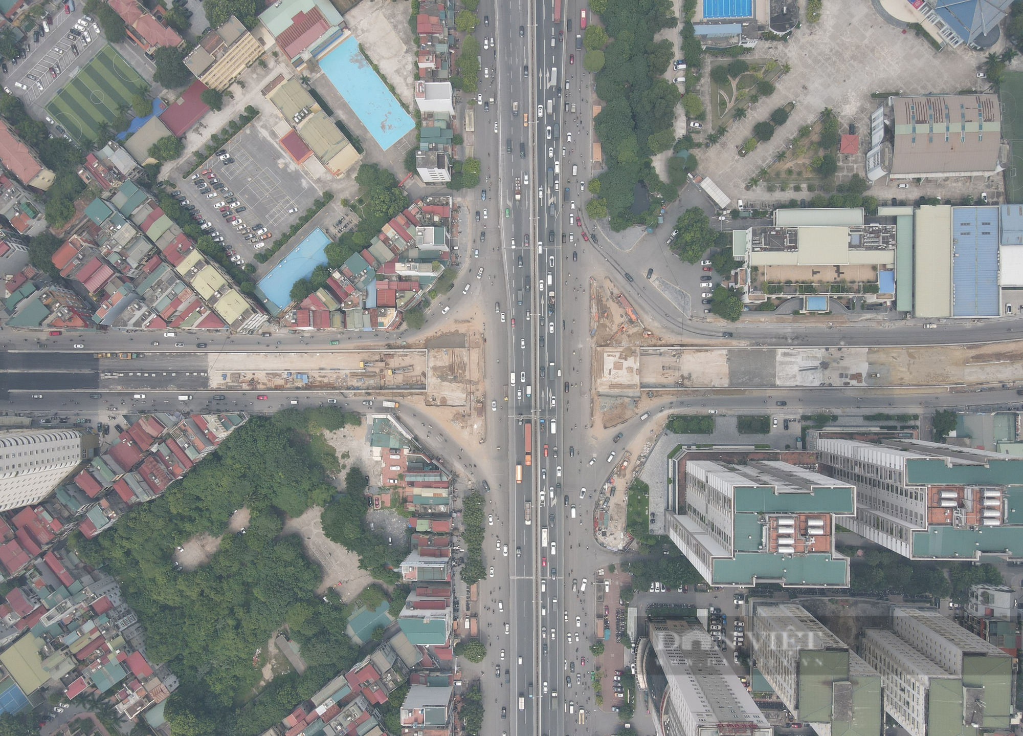 Hầm chui Lê Văn Lương được trải nhựa, gấp rút đợi ngày khánh thành - Ảnh 2.