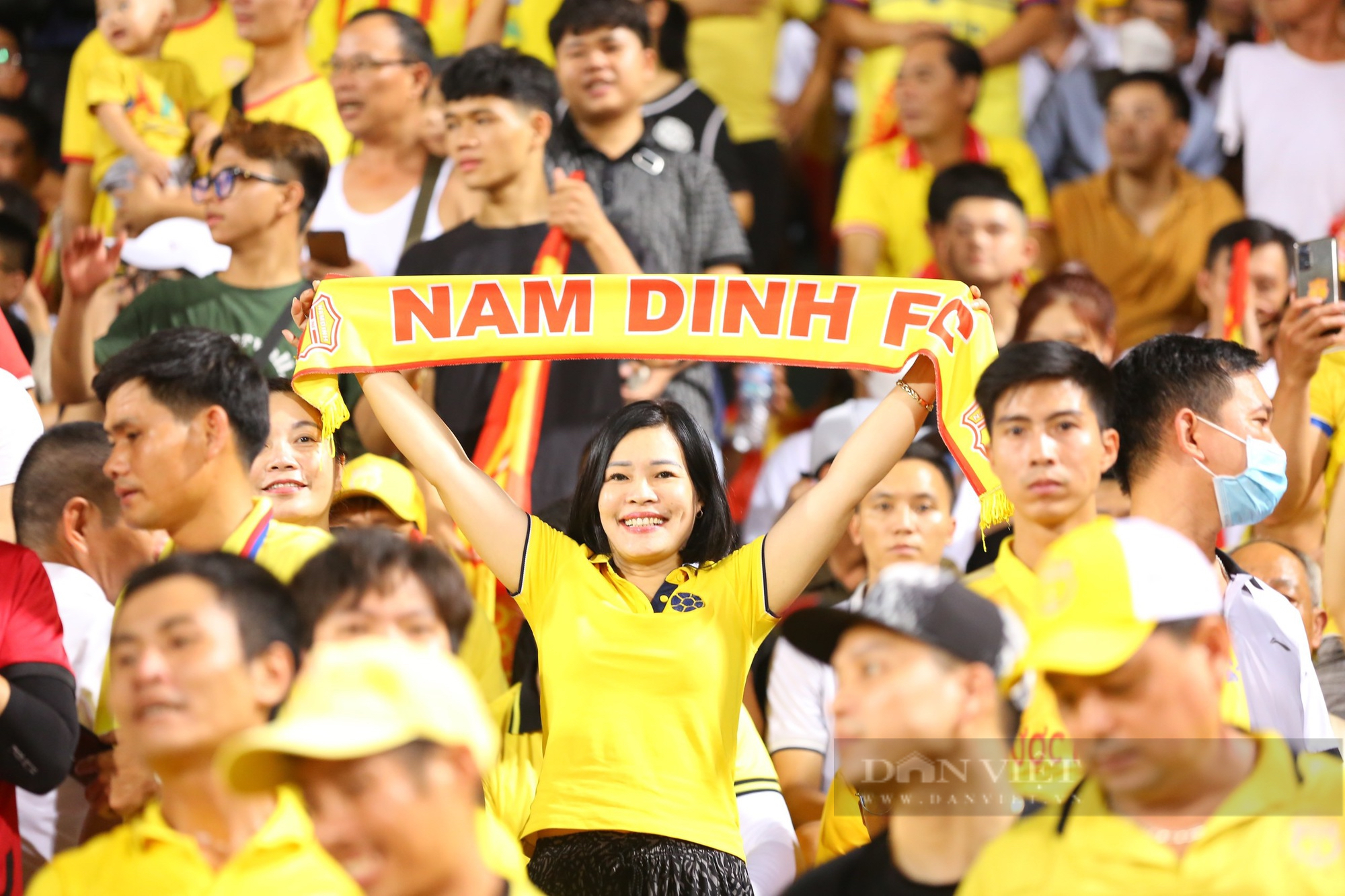 CĐV Nam Định nhuộm vàng Hàng Đẫy, nhiệt huyết tiếp lửa cho đội nhà - Ảnh 1.