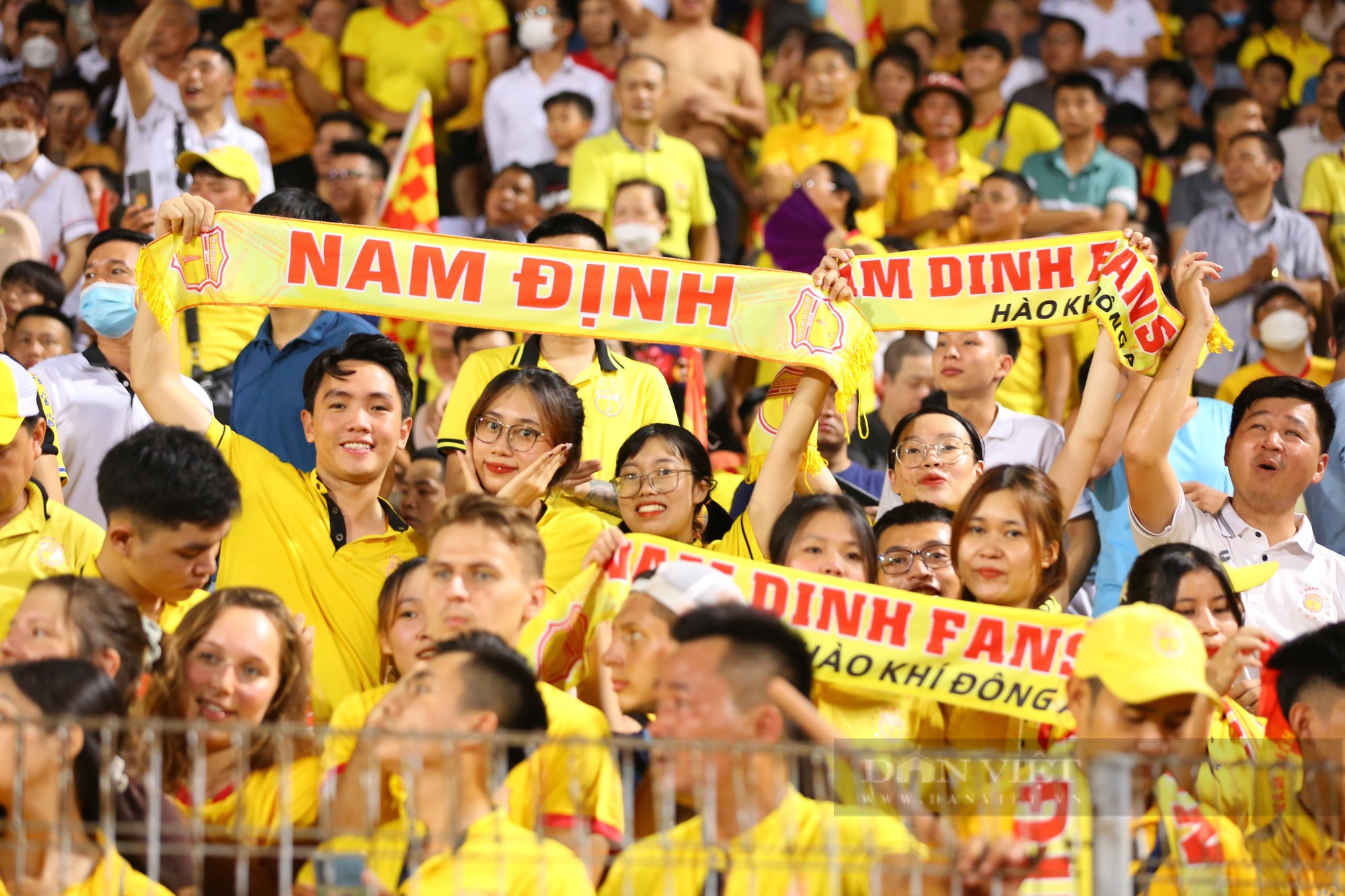 CĐV Nam Định nhuộm vàng Hàng Đẫy, nhiệt huyết tiếp lửa cho đội nhà - Ảnh 8.