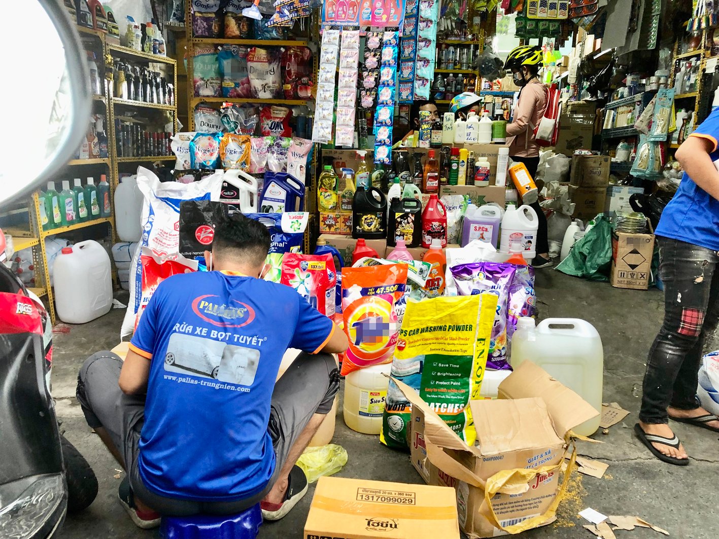 Nhan nhản nước giặt tẩy đóng can nhái, giả - Ảnh 1.