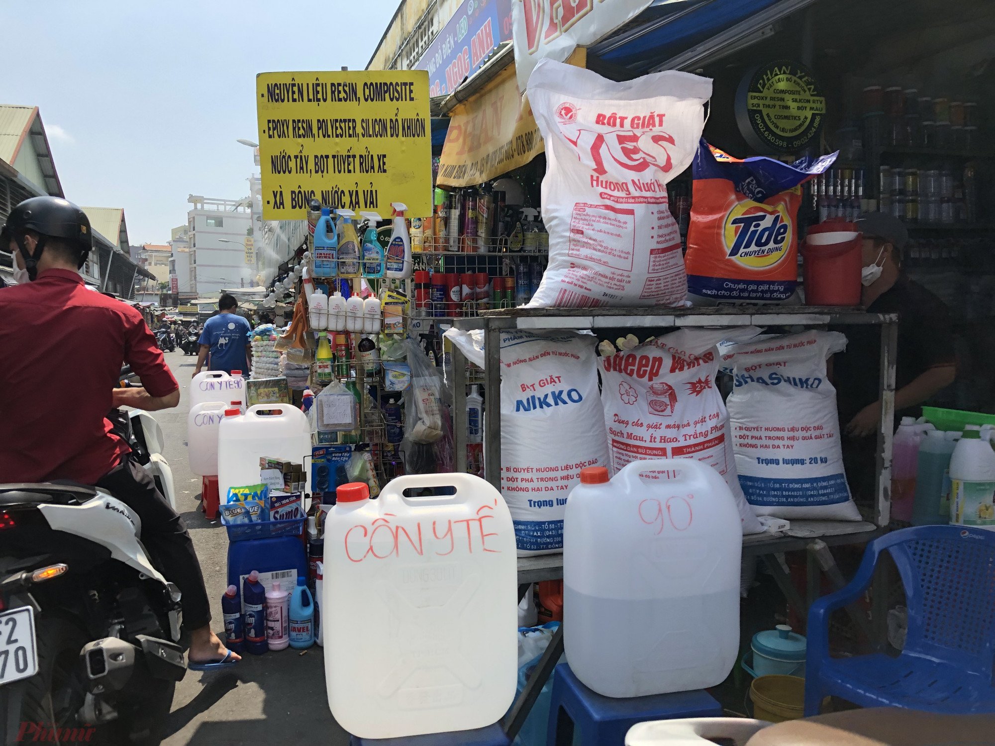 Nhan nhản nước giặt tẩy đóng can nhái, giả - Ảnh 3.