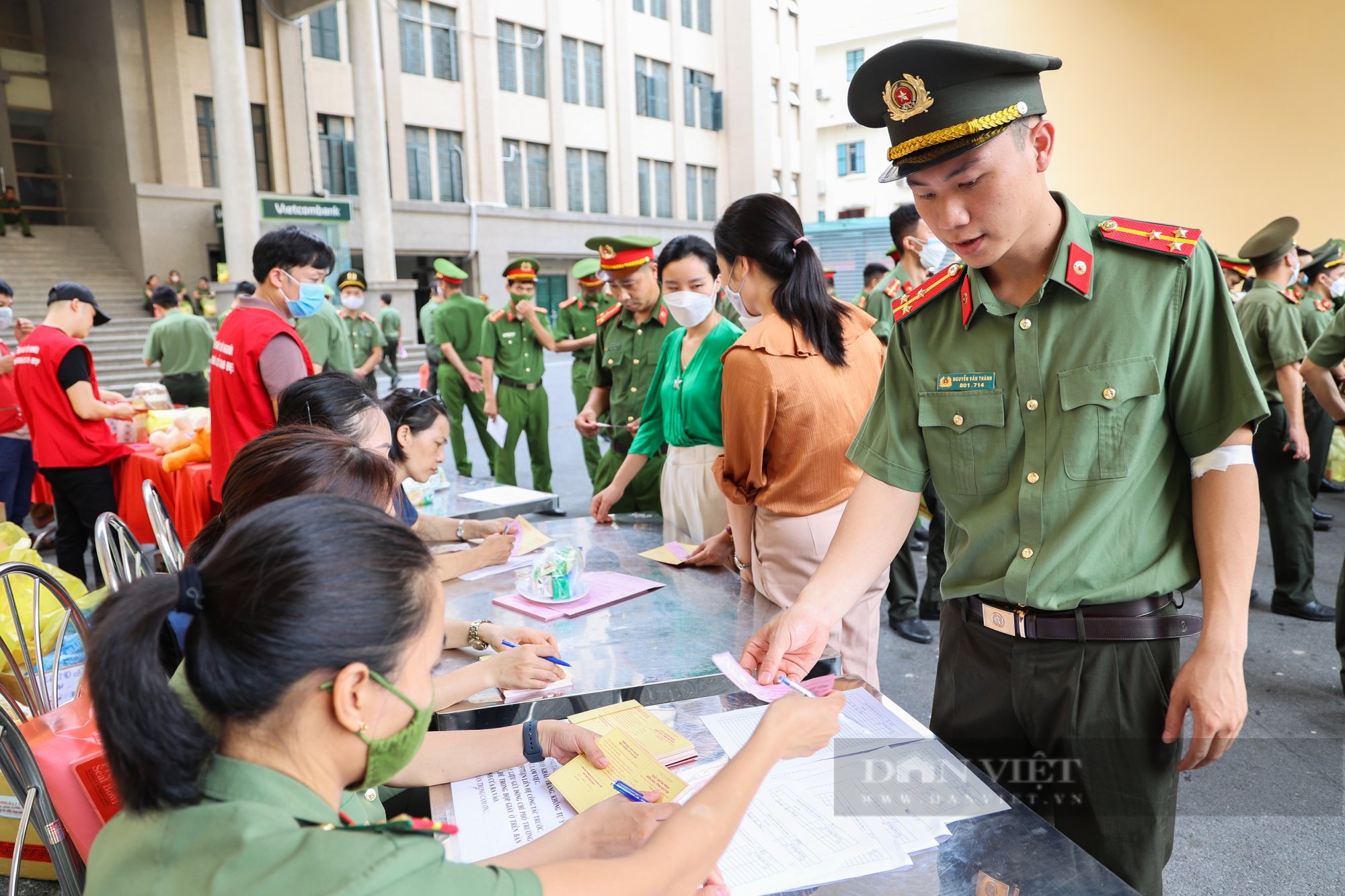 Hơn 3.000 chiến sĩ công an Thủ đô tham gia hiến máu tại &quot;Hành trình giọt máu nghĩa tình năm 2022&quot; - Ảnh 11.