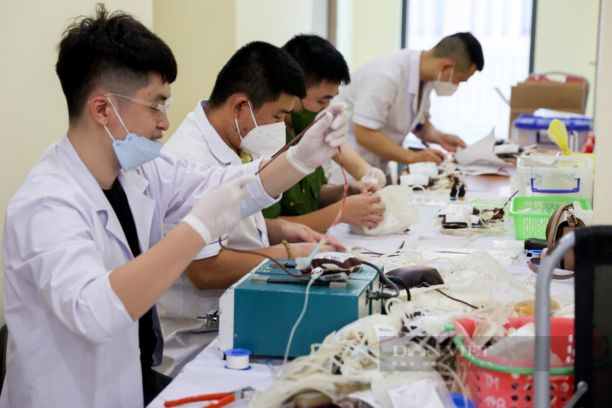 Hơn 3.000 chiến sĩ công an Thủ đô tham gia hiến máu tại &quot;Hành trình giọt máu nghĩa tình năm 2022&quot; - Ảnh 12.