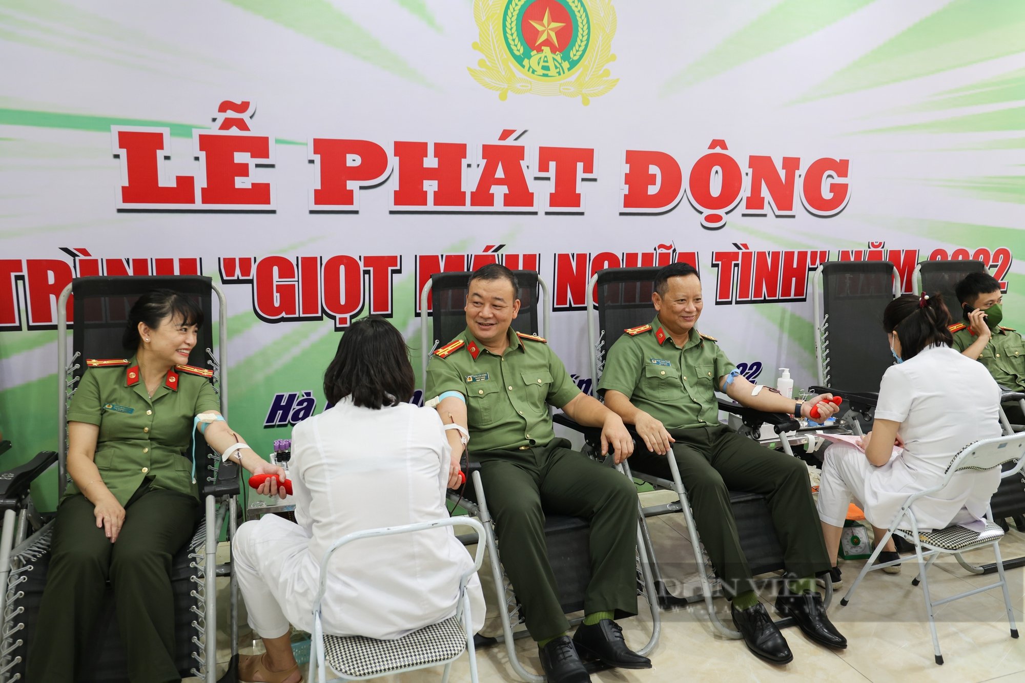Hơn 3.000 chiến sĩ công an Thủ đô tham gia hiến máu tại &quot;Hành trình giọt máu nghĩa tình năm 2022&quot; - Ảnh 5.