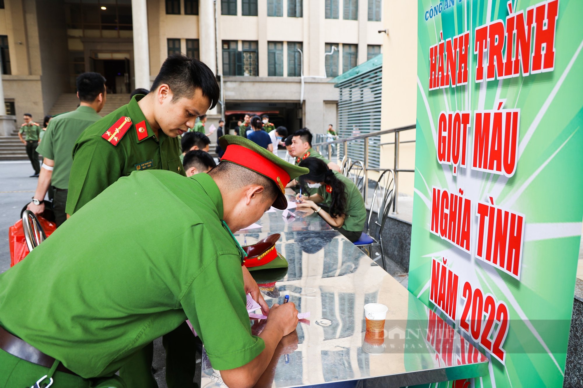 Hơn 3.000 chiến sĩ công an Thủ đô tham gia hiến máu tại &quot;Hành trình giọt máu nghĩa tình năm 2022&quot; - Ảnh 4.