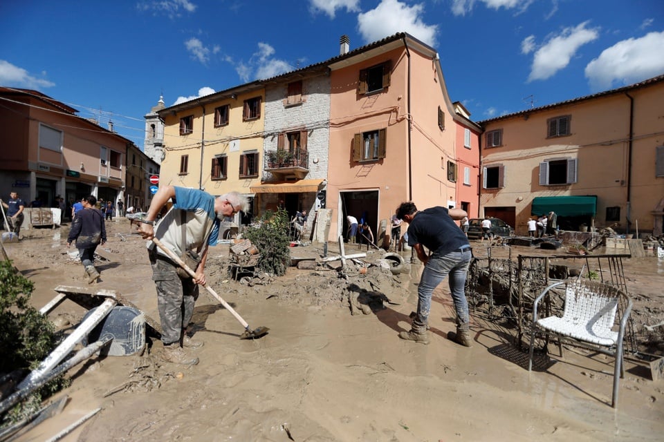 Lũ quét bất thường nuốt chửng nạn nhân ở miền Trung Italia - Ảnh 1.