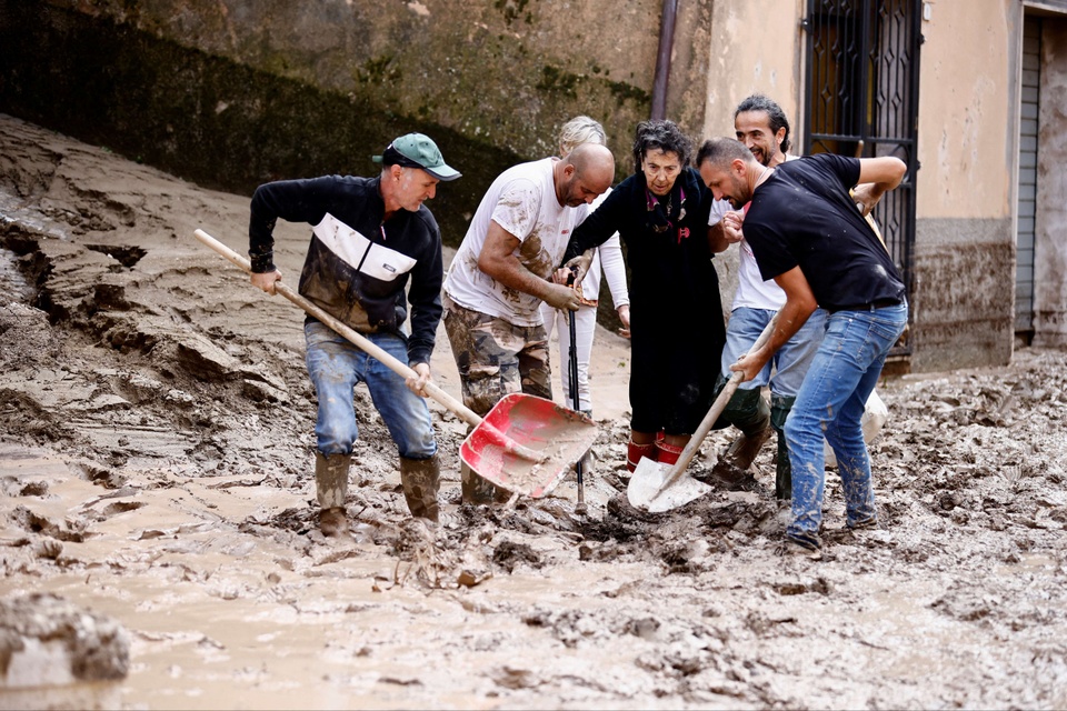 Lũ quét bất thường nuốt chửng nạn nhân ở miền Trung Italia - Ảnh 4.