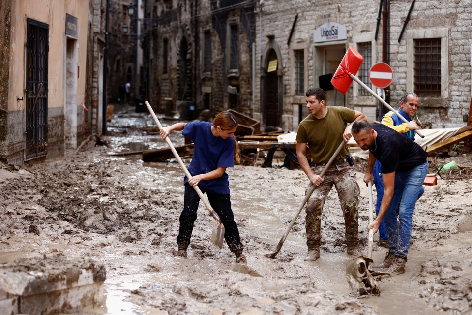 Lũ quét bất thường nuốt chửng nạn nhân ở miền Trung Italia - Ảnh 7.