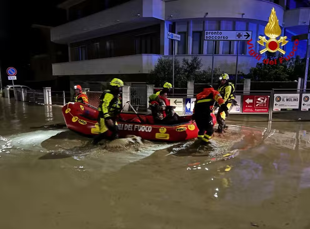 'Bom nước' đột ngột dội xuống Ý, ít nhất 9 người chết, nhiều người mất tích - Ảnh 1.