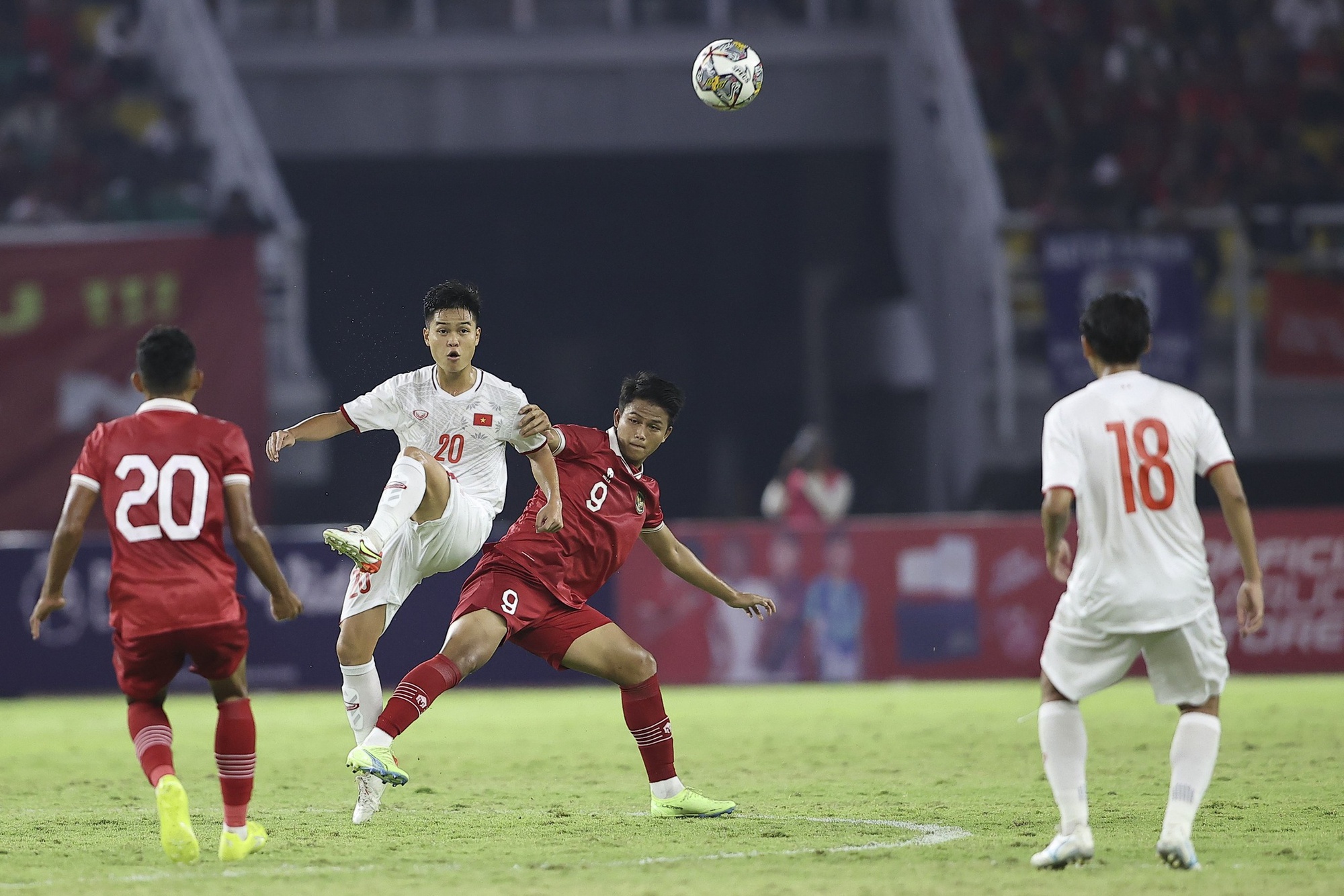 Thắng U20 Việt Nam, HLV Shin Tae-yong &quot;đưa lên mây xanh&quot; - Ảnh 1.