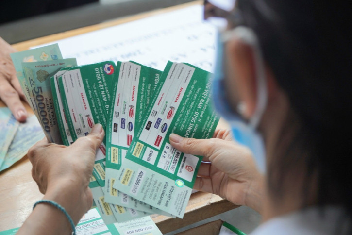 Sốc với giá vé “chợ đen” để xem ĐT Việt Nam đấu Singapore - Ảnh 1.
