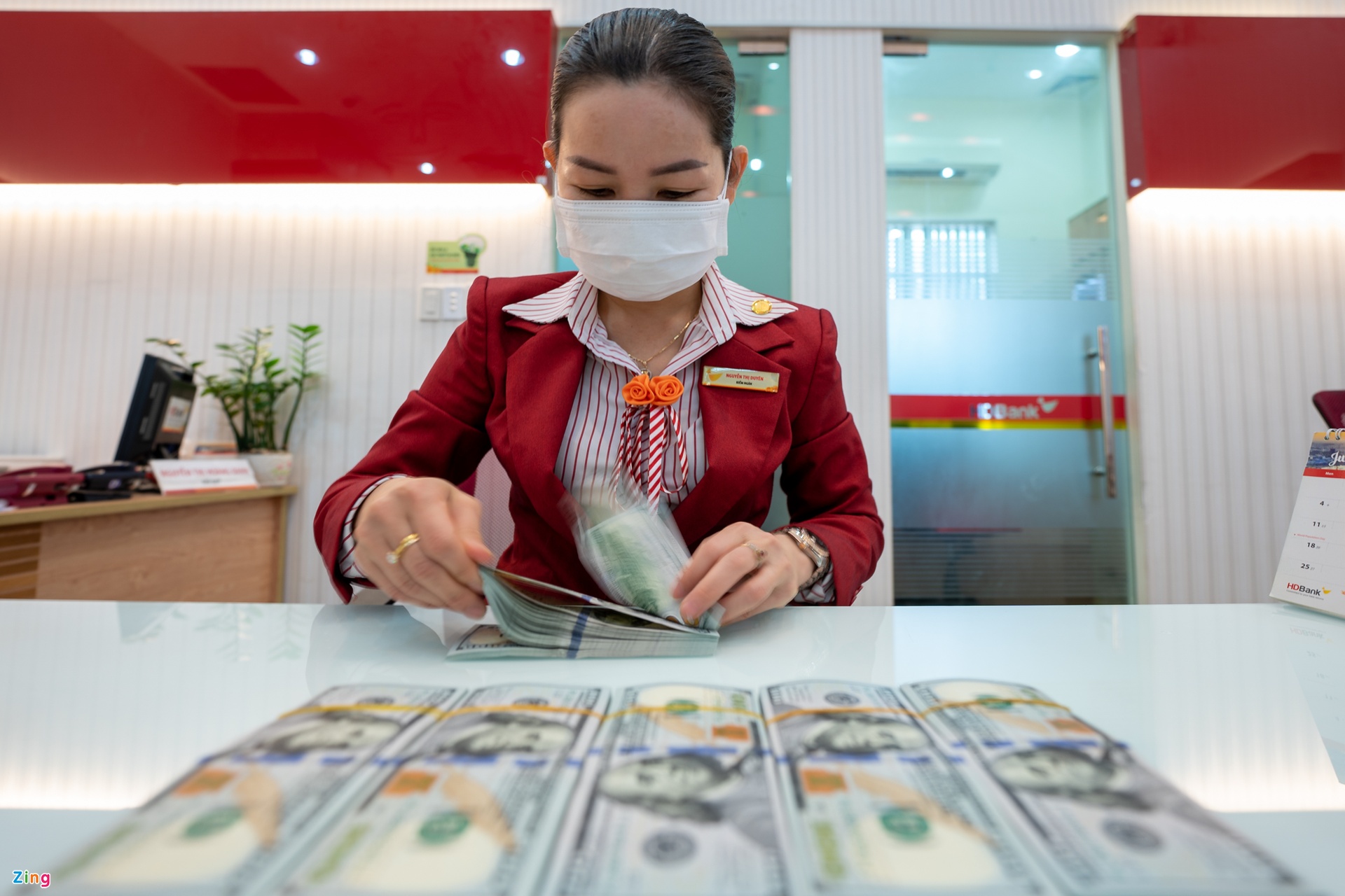 Giá USD ngân hàng vượt 23.800 đồng - Ảnh 1.