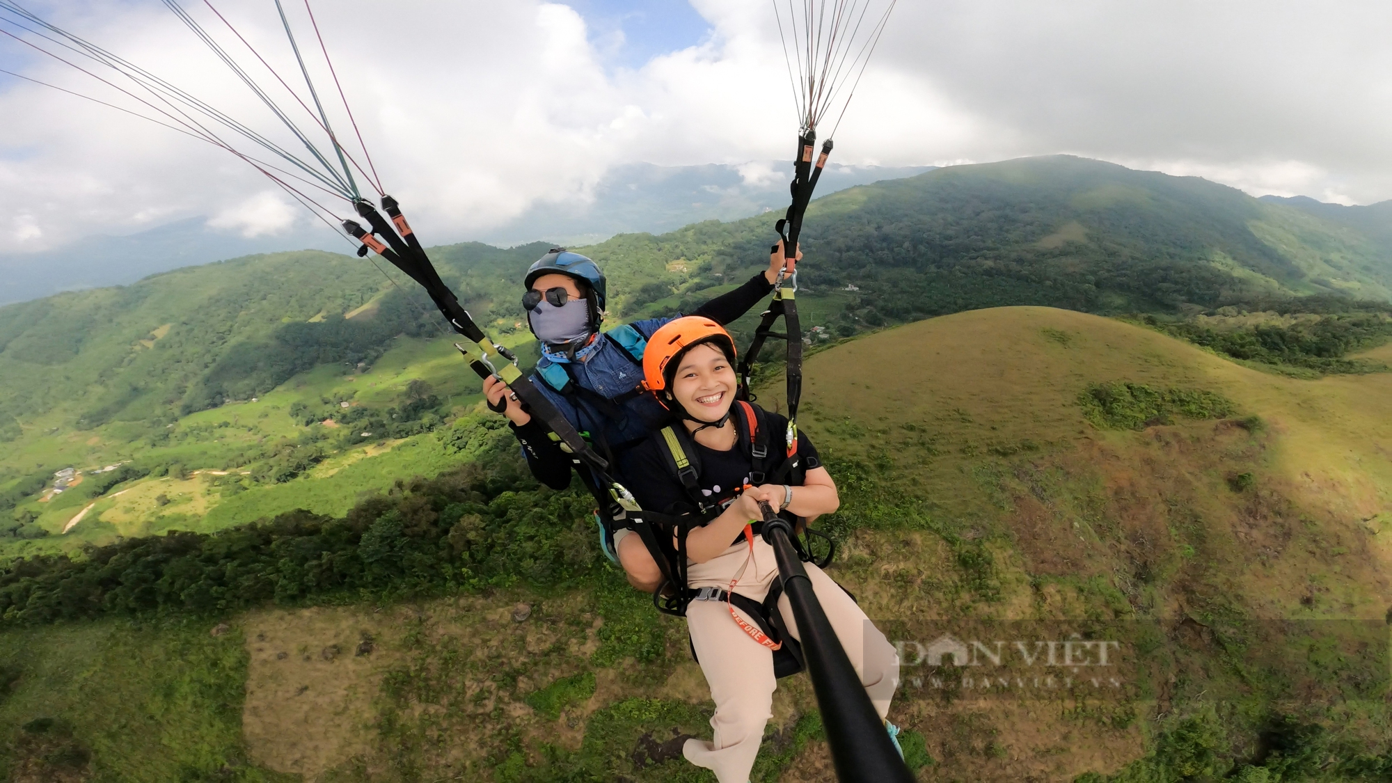 Giới trẻ rủ nhau lên xứ Mường chinh phục bầu trời với bộ môn dù lượn - Ảnh 12.