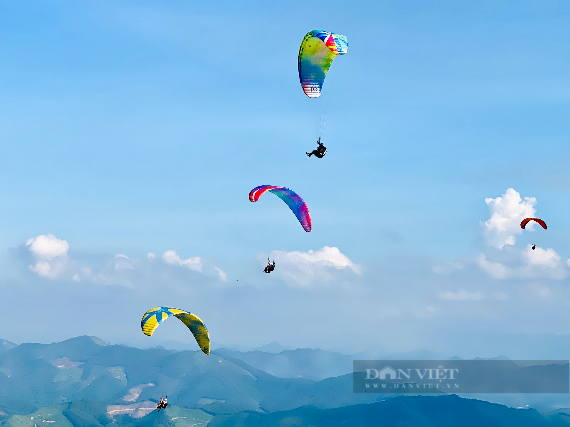 Giới trẻ rủ nhau lên xứ Mường chinh phục bầu trời với bộ môn dù lượn - Ảnh 11.
