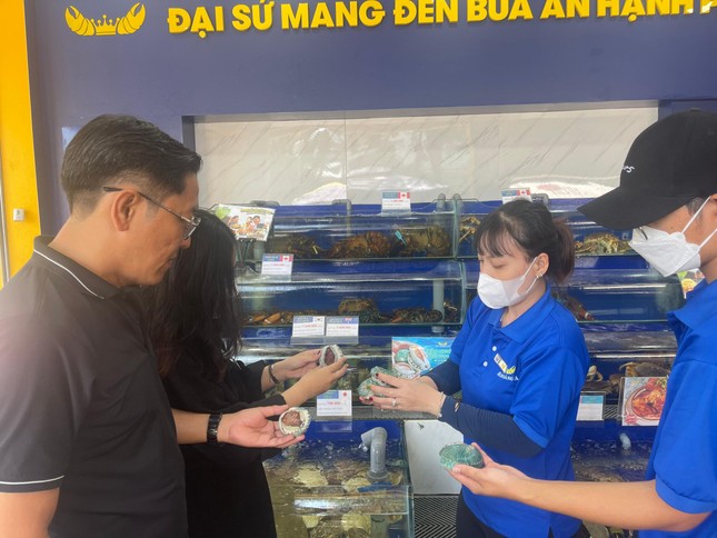 Thị trường ngày 2/9: Thực phẩm giảm giá, quán ăn không còn chỗ trống - Ảnh 6. Thị trường ngày 2/9: Thực phẩm giảm giá, quán ăn không còn chỗ trống - Ảnh 6.