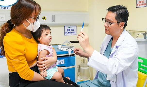 &quot;Tìm lại&quot; gương mặt cho bé gái 10 tháng tuổi bị dị tật sọ mặt hiếm gặp - Ảnh 2.