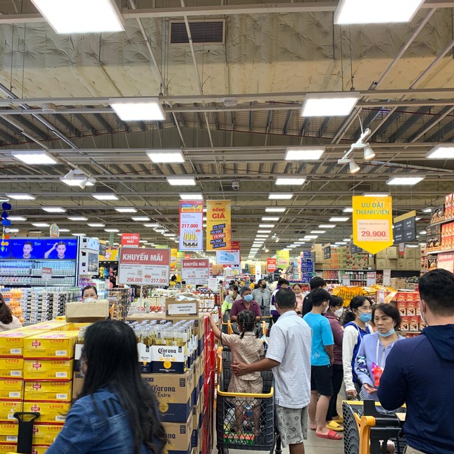 Thị trường ngày 2/9: Thực phẩm giảm giá, quán ăn không còn chỗ trống - Ảnh 1. Thị trường ngày 2/9: Thực phẩm giảm giá, quán ăn không còn chỗ trống - Ảnh 1.