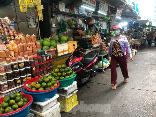 Thị trường ngày 2/9: Thực phẩm giảm giá, quán ăn không còn chỗ trống - Ảnh 4. Thị trường ngày 2/9: Thực phẩm giảm giá, quán ăn không còn chỗ trống - Ảnh 4.