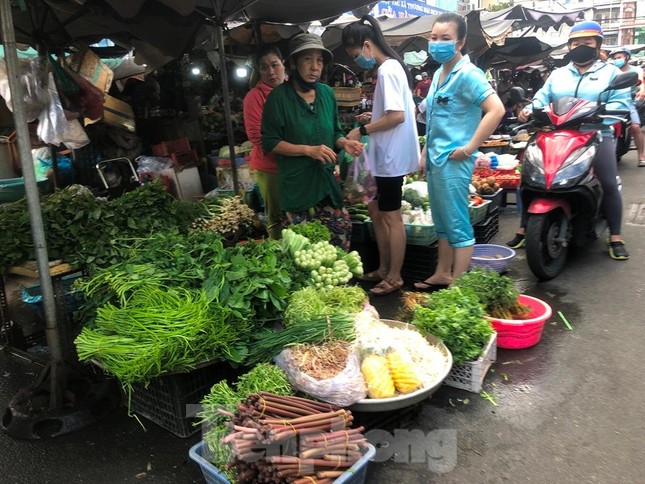 Thị trường ngày 2/9: Thực phẩm giảm giá, quán ăn không còn chỗ trống - Ảnh 3. Thị trường ngày 2/9: Thực phẩm giảm giá, quán ăn không còn chỗ trống - Ảnh 3.