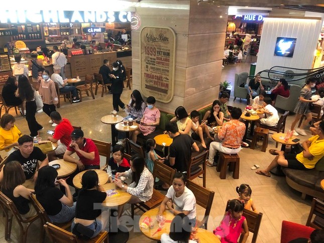 Thị trường ngày 2/9: Thực phẩm giảm giá, quán ăn không còn chỗ trống - Ảnh 9. Thị trường ngày 2/9: Thực phẩm giảm giá, quán ăn không còn chỗ trống - Ảnh 9.